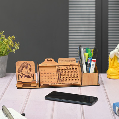 GIFT KYA DE 1 Compartments Wooden Desk Calendar to Lifetime Infinite Perpetual Calendar 2025 / Mini Slide with Mobile Stand / Pen Holder (APJ Abdul Kalam)(Brown)