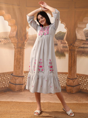 Vishudh Women Gathered Grey Midi/Calf Length Dress
