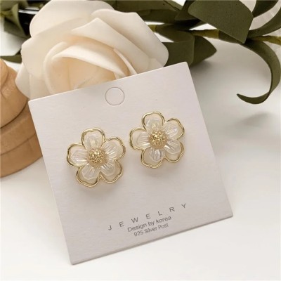 neze NZ 23 Radiant Reverie: 14K Gold-Plated Floral Earrings Alloy Clip-on Earring