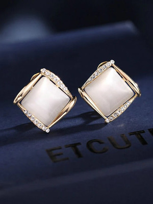 Dressberry Stylish and Trendy Party Wear Jewellery Alloy Drops & Danglers