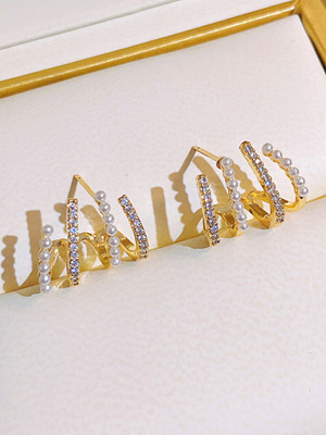 VAGHBHATT Claw Earring for Women, Pearl Zircon Huggie Hoop Ear Cuffs Piercing Earrings Stainless Steel Stud Earring