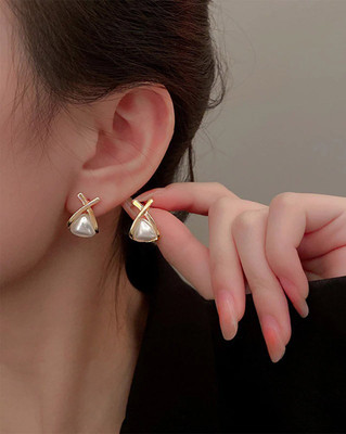 JAY SHREE MAHAKAL Gold-Plated Pearl-Beaded Studs Crystal Alloy Stud Earring