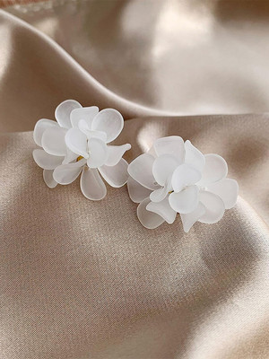 FIMBUL Korean Stylish Trendy Resin Flower Stud Earring For Women And Girls Plastic Stud Earring