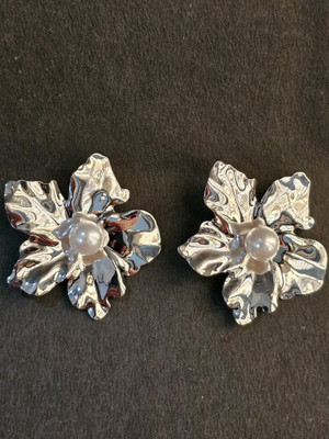 pinkscollection Latest Design Floral Earrings Beads Alloy Stud Earring, Plug Earring
