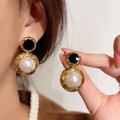 Shailaja White Pearl Metal Earring Crystal Alloy Stud Earring