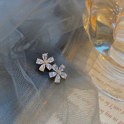 Aylana Tiny Crystal Daisy Koran Stud Earrings Crystal Alloy Stud Earring