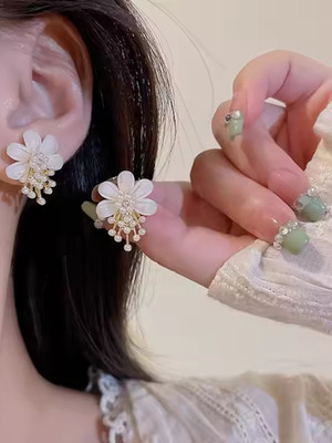 FashionAmora Pearls White Flower Earrings For Women Floral Earrings Alloy Stud Earring