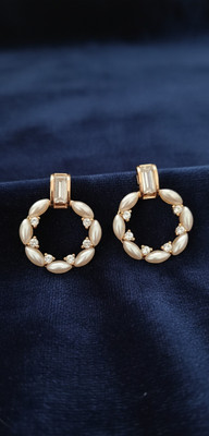 aarasta Round Pearl Short Earrings Pearl Metal Earring Set