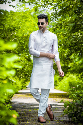 Surhi Men Solid Straight Kurta(White)