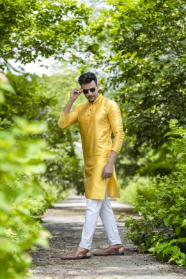 Surhi Men Solid Straight Kurta(Yellow)