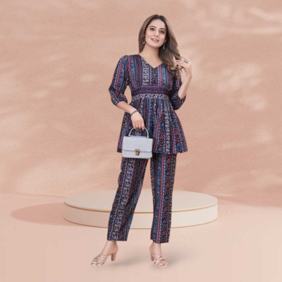 nishaaapex Women Crop Top Pant Set