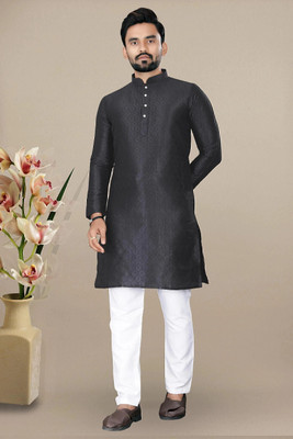 VALAKI Men Kurta Pyjama Set