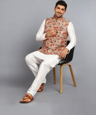 karnam Men Kurta Pyjama Set