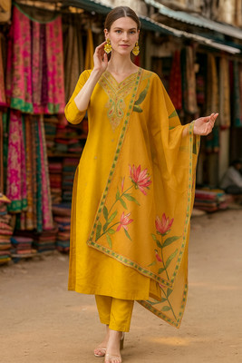 LOOKMARK Women Kurti Pant Dupatta Set