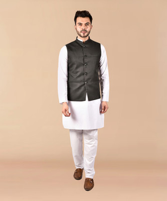 Svatantra Men Kurta Pyjama Ethnic Jacket Set