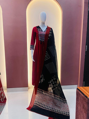 Himaksh Collection Women Kurti Pant Dupatta Set