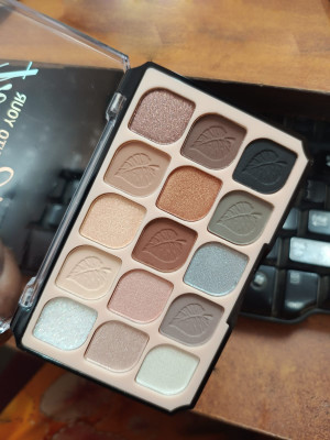 EVERERIN 15 Eyeshadow Palette Highly Pigmented and Blendable eyeshadow 15 g(multi colour)
