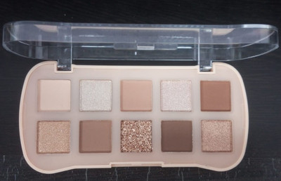 HUZURLU Eyeshadow And Highlighter palette Shimmer With Matte Finish 15.5 g(MULTICOLOR)