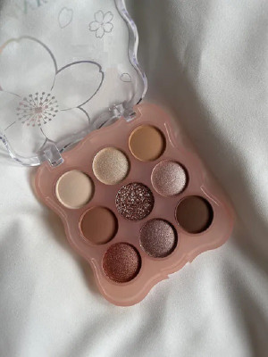 HUZURLU eyeshadow palette,9-color highlighter, dreamy eye makeup, fine pearlescent 17.6 g(MULTI DAR AND LIGHT SHADE, SHIMMER AND GLLITTER SHADE, MATTE AND SATIN FINISH SHADE)