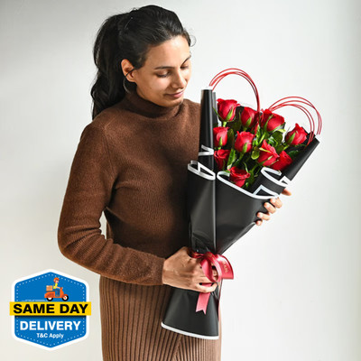 Fresh Live 10 Red Roses Flowers Bouquet In Black Packing Fresh Fresh Live 10 Red Roses Flowers Bouquet In Black Packing Rose Bouquets(10 Flowers)