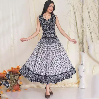 Kt Textile Flared/A-line Gown(Black, White)