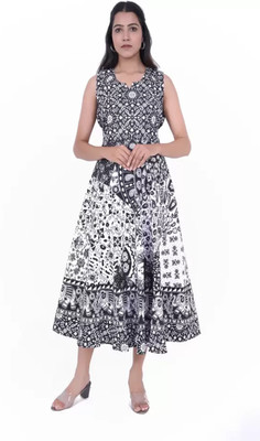 Shree Disha Flared/A-line Gown(Black, White)