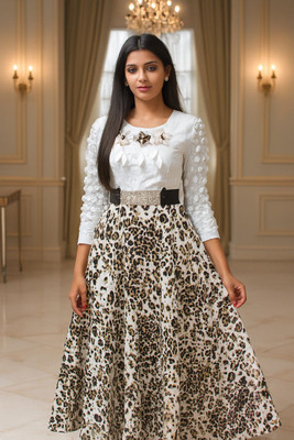 ZENVORAA Straight Gown(White)