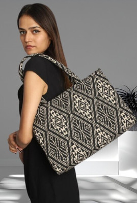 KHAN Women Black Messenger Bag
