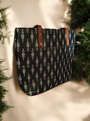 Style-Carry Women Black Messenger Bag