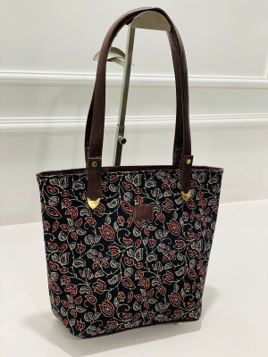 RAHUL ECOM Women Black, Red Tote