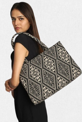 KHAN Women Black Messenger Bag