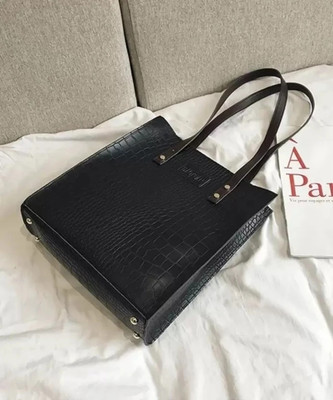 ap ulike Women Black Handbag