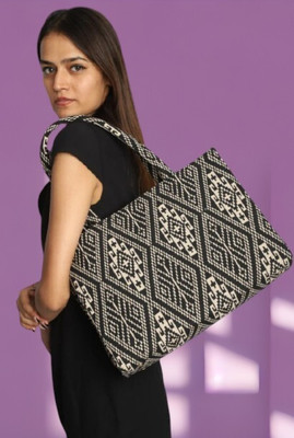 KHAN Women Black Messenger Bag