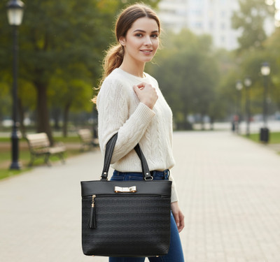 claspNclutch Women Black Shoulder Bag