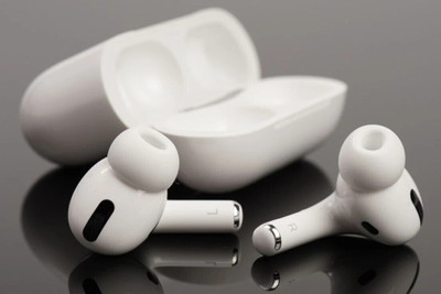 house of common Airpuds Pro 2 (2nd generation) with MagSafe Case 166 (USB-C) Bluetooth(White, True Wireless)