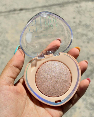 THTC Pigmented Shimmer Powders To Enhance Makeup on All Skin Tones Highlighter(GLOW)