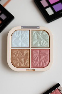 verellis Radiant 4-Color Shimmer Highlighter Palette for Glowing Finish Highlighter(Multicolor)