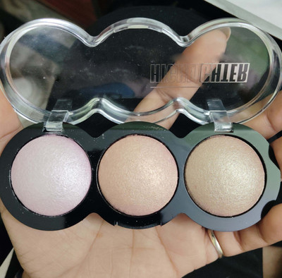 EVERERIN 3 Shade illuminating Highlighter palette ultra blendable & long lasting Highlighter(multicolor)
