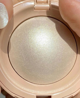 Latixmat Face Highlighters Makeup & luminizers Palette, Long-Lasting Lightweight Highlighter(Gold)