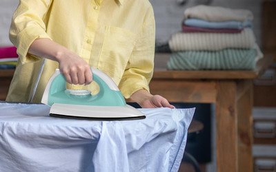 Samyak NOWA IRON 750 W Dry Iron(Multicolor)