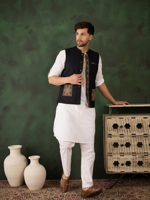 Sangria Sleeveless Woven Design Men Jacket
