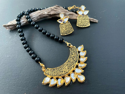 Jewelznme Alloy Gold-plated Black Jewellery Set(Pack of 1)