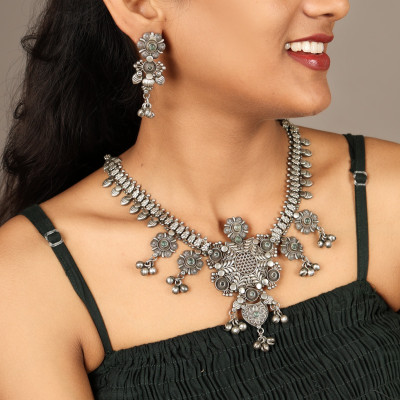 MACSOAXJEWELS Brass Black Silver Beige Jewellery Set(Pack of 3)