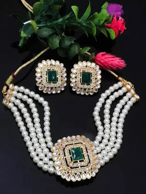 Sangria Brass Gold-plated White Jewellery Set(Pack of 1)