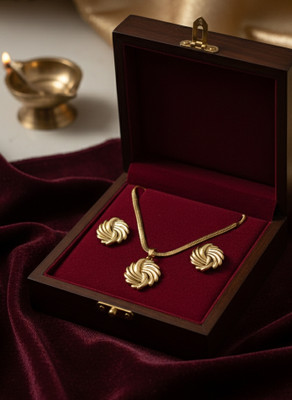 SARA COLLECTION Brass, Stainless Steel Gold-plated Gold Jewellery Set(Pack of 1)