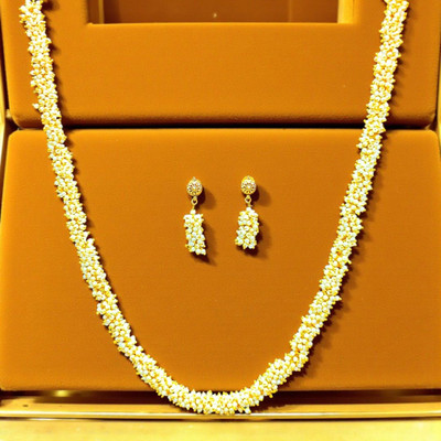Aroras Bridal & Fashion Jewellery Brass Gold-plated White Jewellery Set(Pack of 1)
