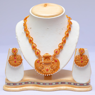 Swarajshop Alloy Gold-plated Maroon Jewellery Set(Pack of 1)