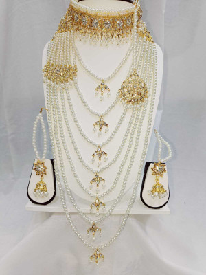 JEWEL QUEEN PLANET Alloy Gold-plated White, Gold Jewellery Set(Pack of 1)