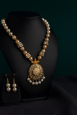 MANDALI FASHION Alloy White, Gold Jewellery Set(Pack of 1)