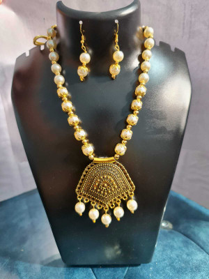 Madhvi Saigal Brass White Jewellery Set(Pack of 1)